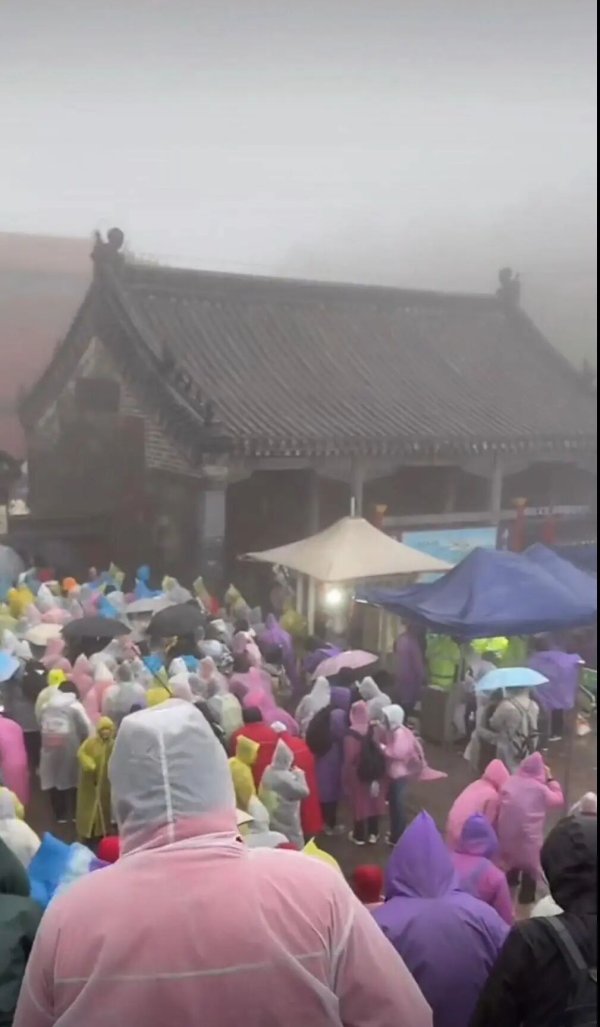 我要配资app 大量游客在泰山突遇降雨大风，厕所挤满过夜的人